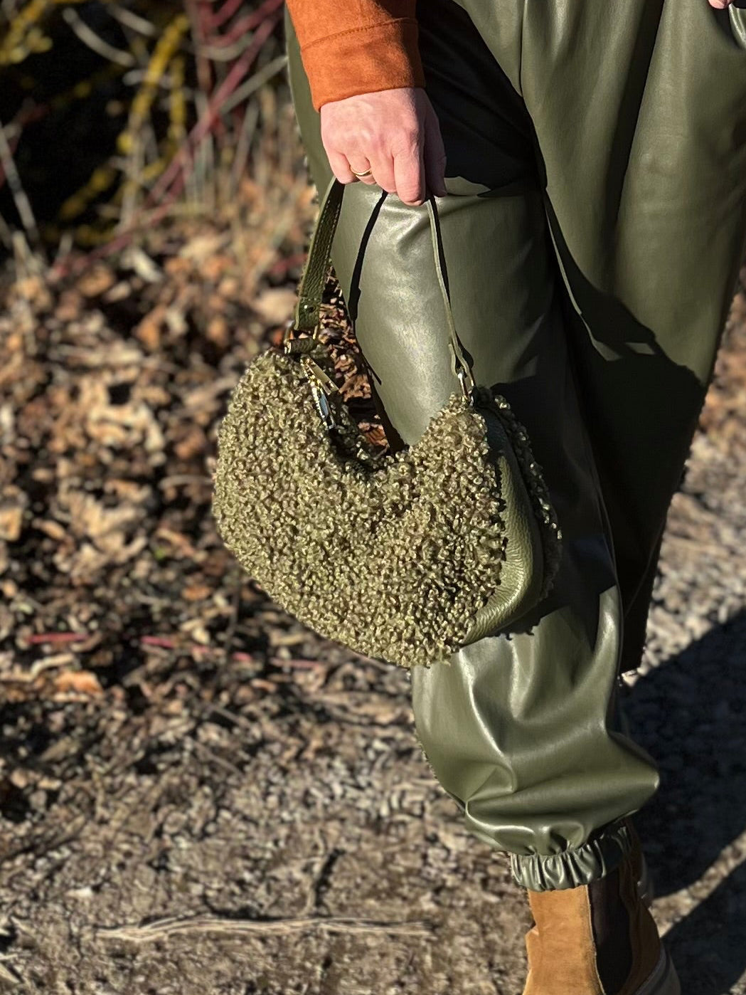 Halbmondtasche mit Fellimitat, khaki