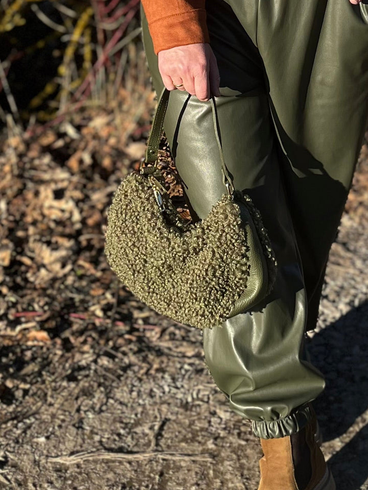 Halbmondtasche mit Fellimitat, khaki