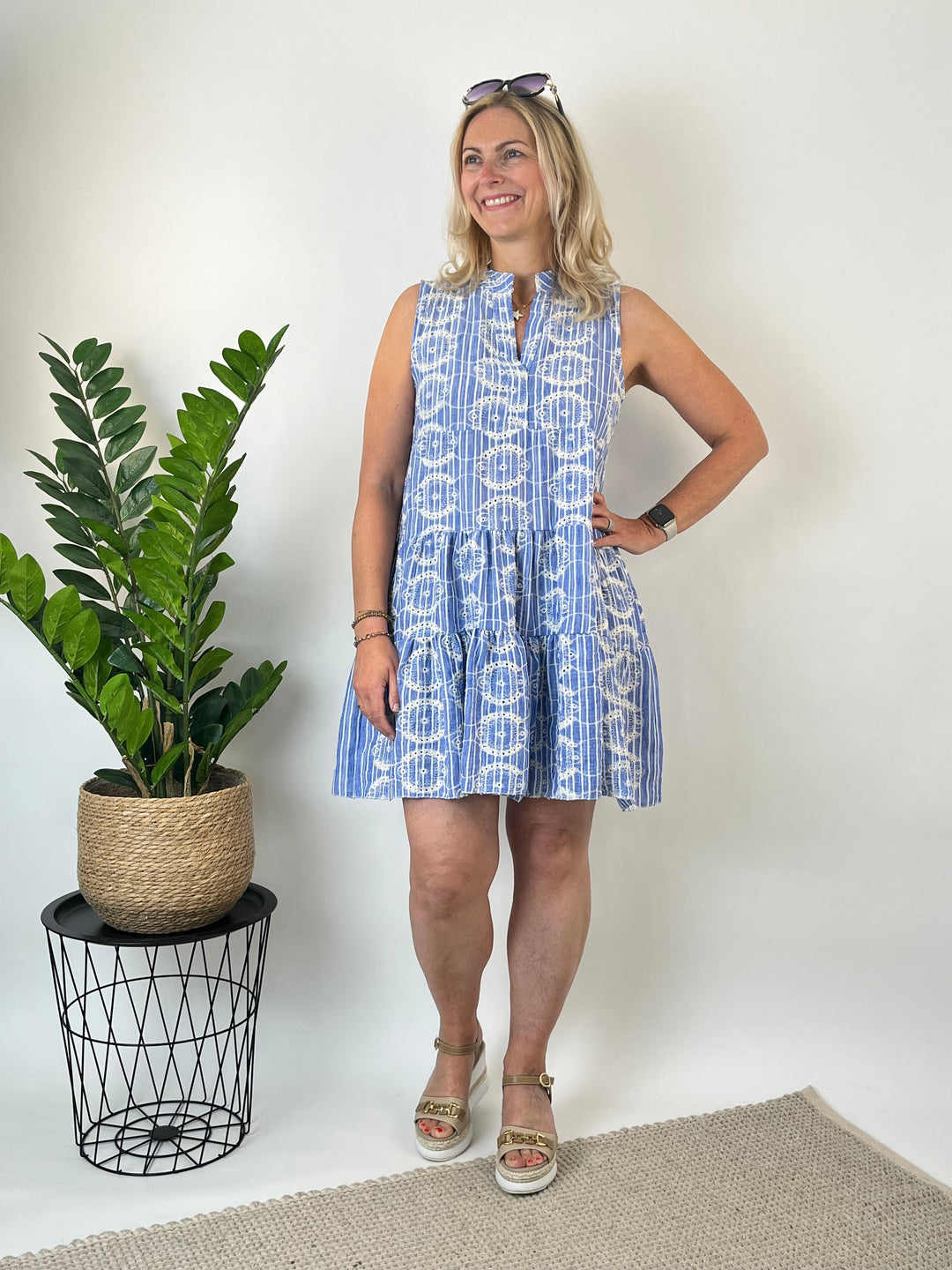 Kleid mit Lochstickerei, blau-gestreift von Bella Vita - Mode & Lifestyle