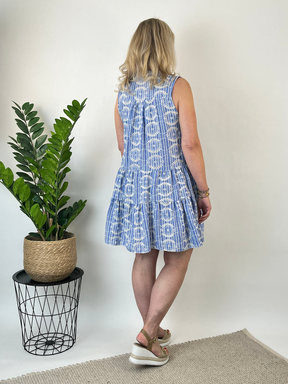 Kleid mit Lochstickerei, blau-gestreift von Bella Vita - Mode & Lifestyle