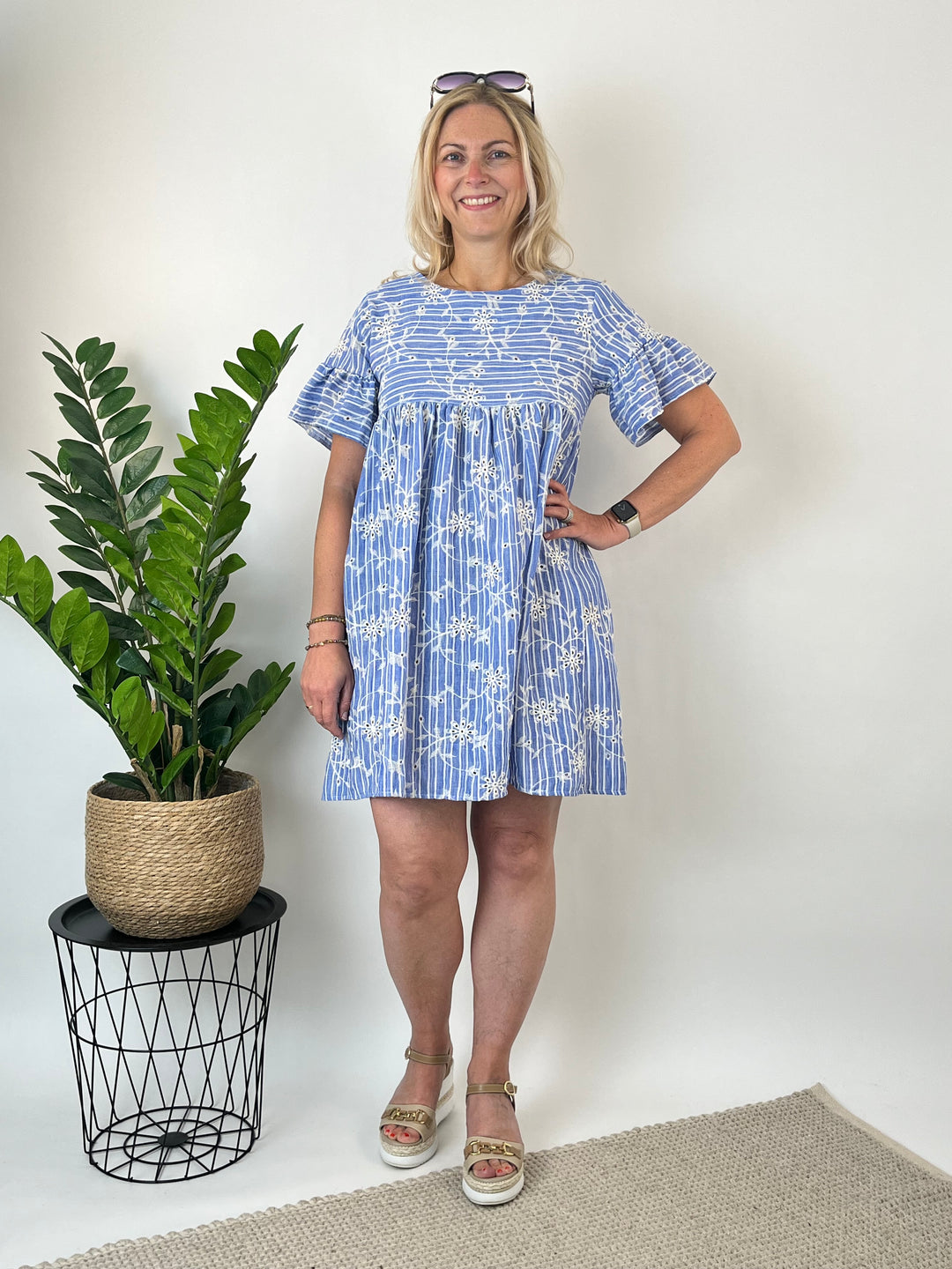 Midikleid mit Lochstickerei, blau-gestreift von Bella Vita - Mode & Lifestyle