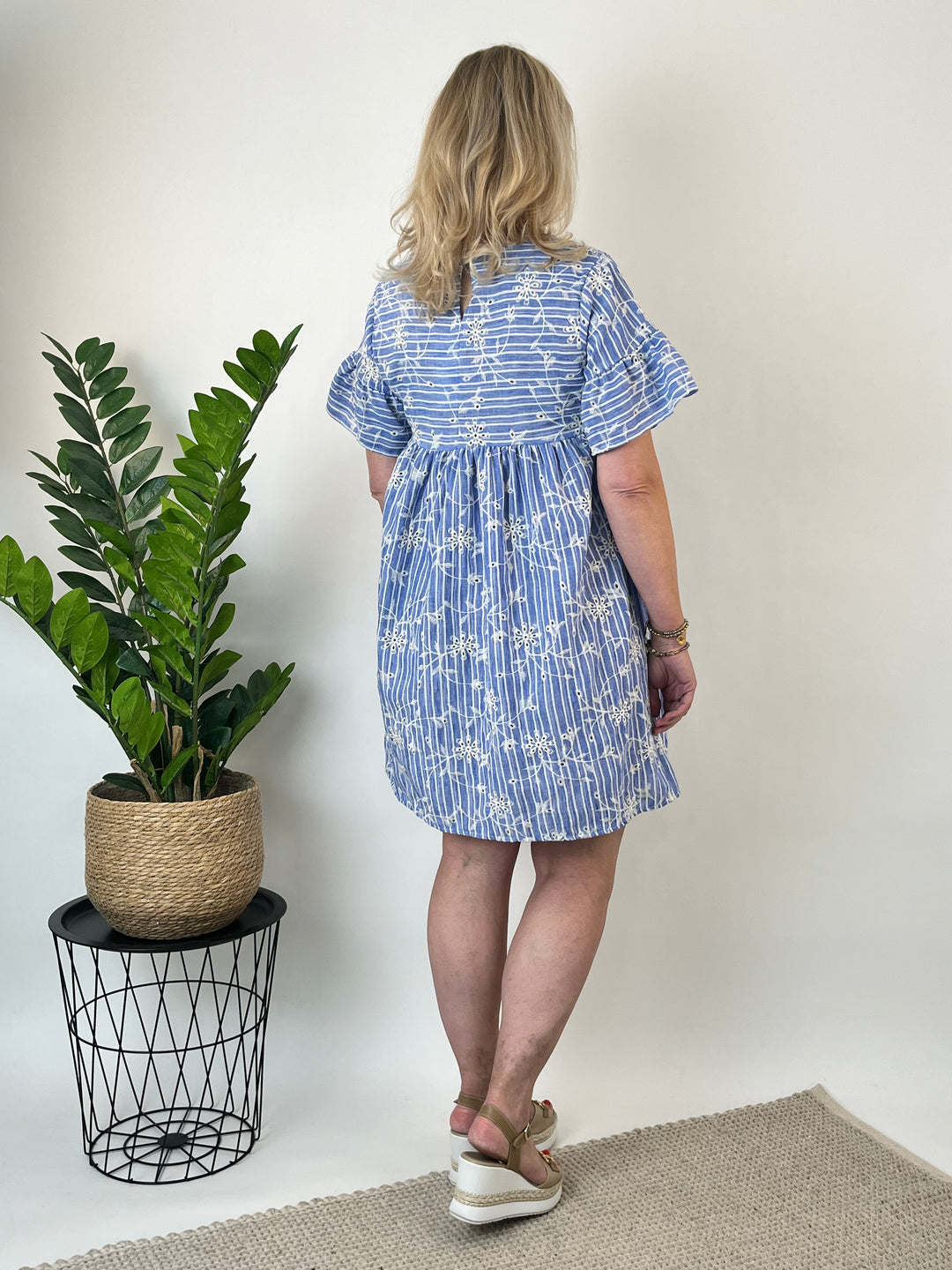 Midikleid mit Lochstickerei, blau-gestreift von Bella Vita - Mode &amp; Lifestyle