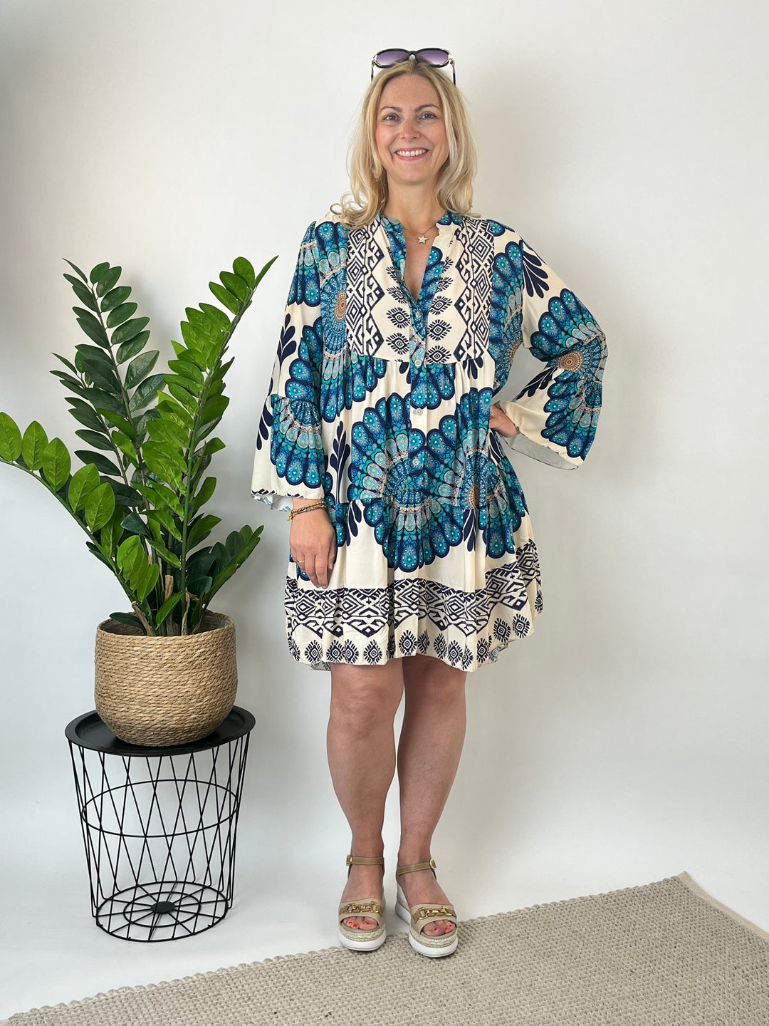 Druckkleid mit Trompetenärmeln, petrol von Bella Vita - Mode & Lifestyle