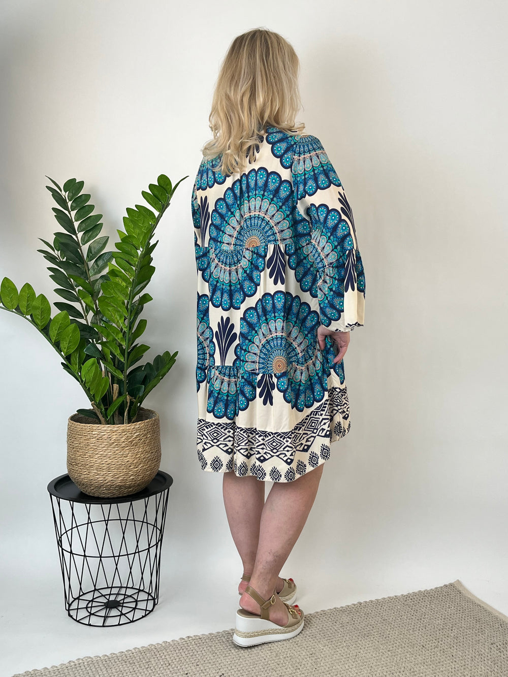 Druckkleid mit Trompetenärmeln, petrol von Bella Vita - Mode & Lifestyle