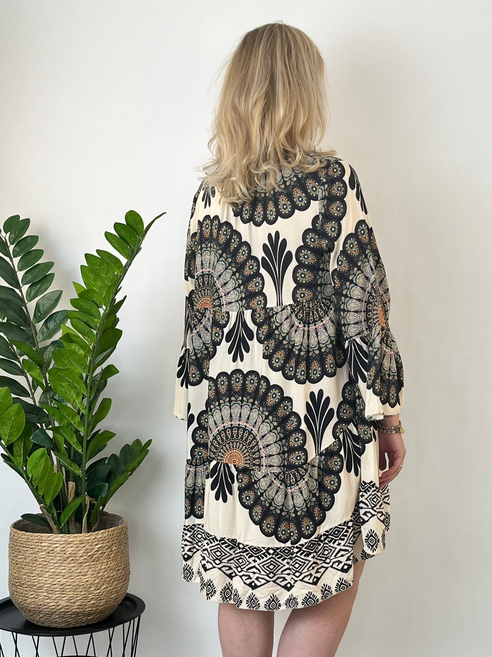 Druckkleid mit Trompetenärmeln, schwarz von Bella Vita - Mode & Lifestyle