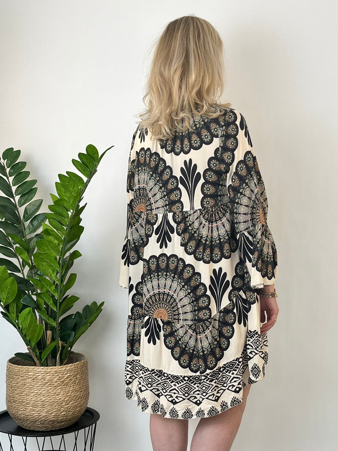 Druckkleid mit Trompetenärmeln, schwarz von Bella Vita - Mode &amp; Lifestyle