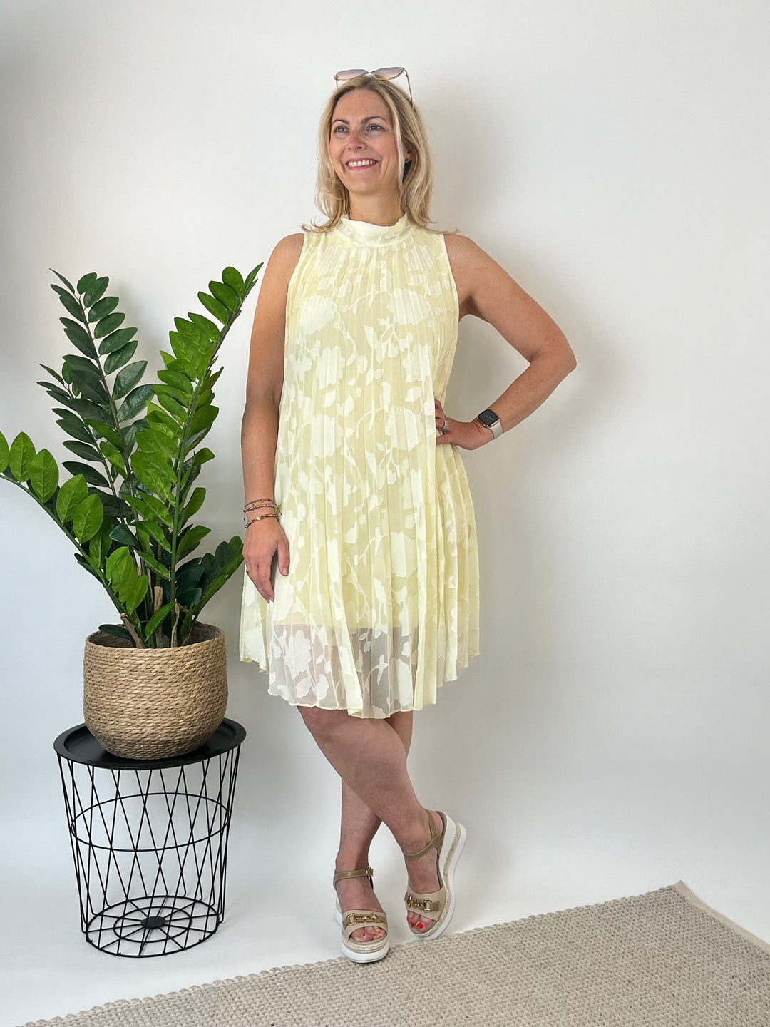 Plisseekleid mit floralem Muster, vanillegelb von Bella Vita - Mode & Lifestyle