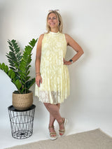 Plisseekleid mit floralem Muster, vanillegelb von Bella Vita - Mode & Lifestyle