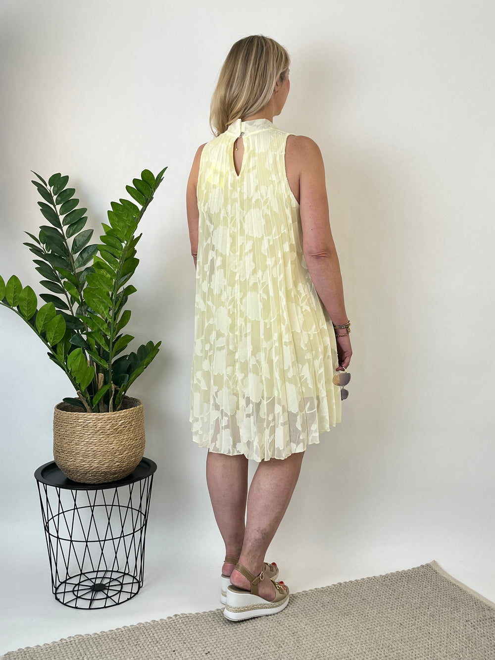 Plisseekleid mit floralem Muster, vanillegelb von Bella Vita - Mode & Lifestyle