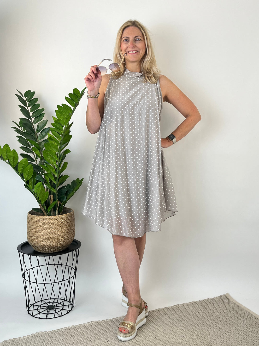 Tupfenkleid mit Stehkragen, taupe von Bella Vita - Mode & Lifestyle