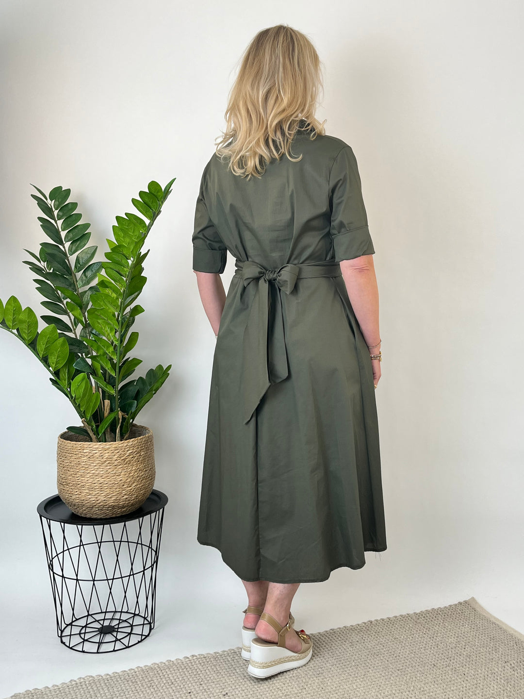 Hemdblusenkleid in Wickeloptik, khaki von Bella Vita - Mode &amp; Lifestyle