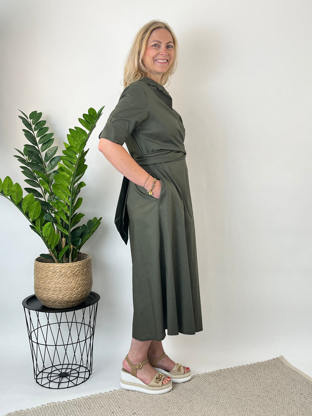 Hemdblusenkleid in Wickeloptik, khaki von Bella Vita - Mode & Lifestyle