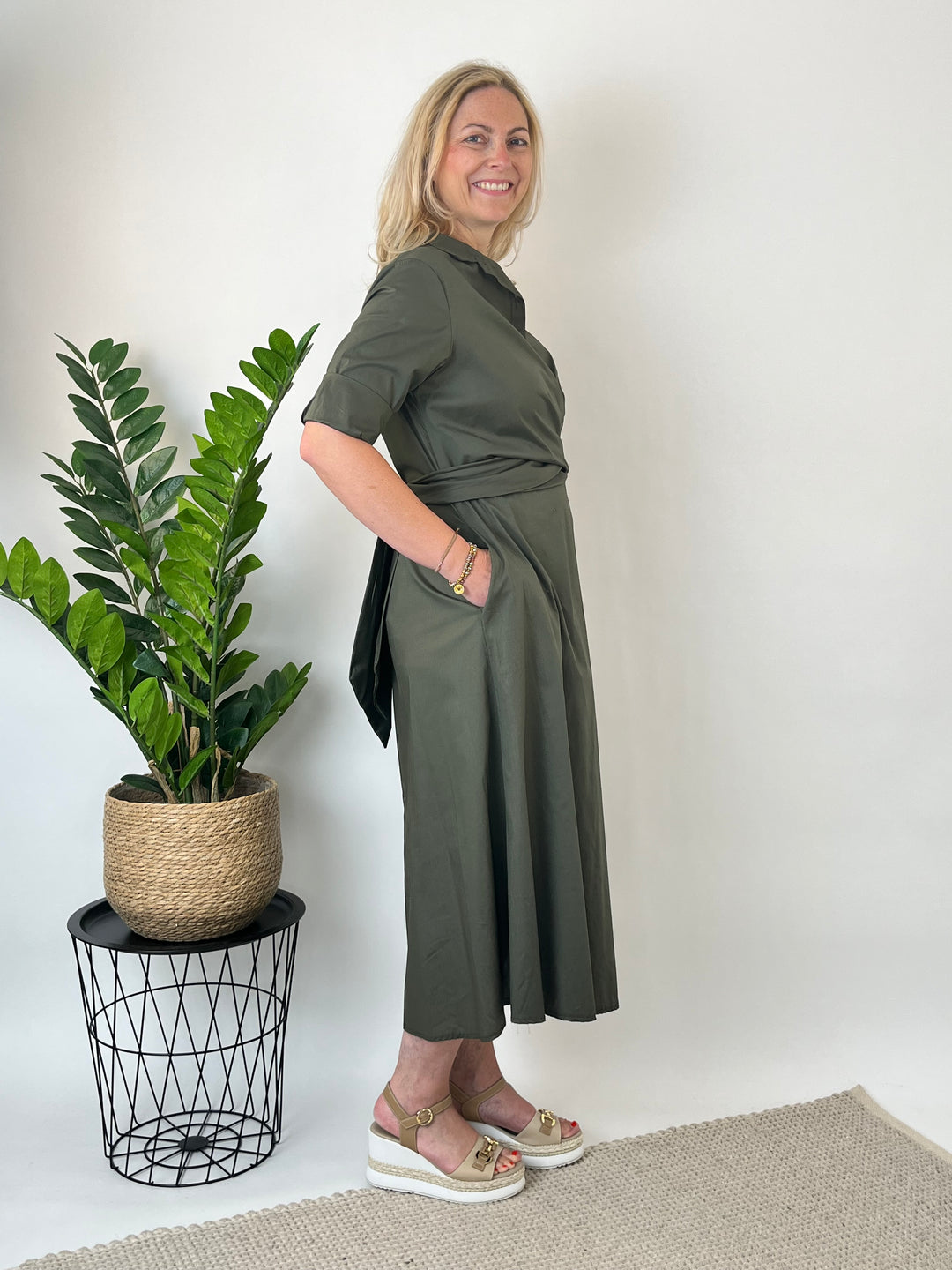 Hemdblusenkleid in Wickeloptik, khaki von Bella Vita - Mode &amp; Lifestyle