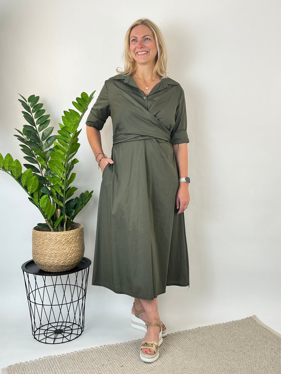Hemdblusenkleid in Wickeloptik, khaki von Bella Vita - Mode & Lifestyle