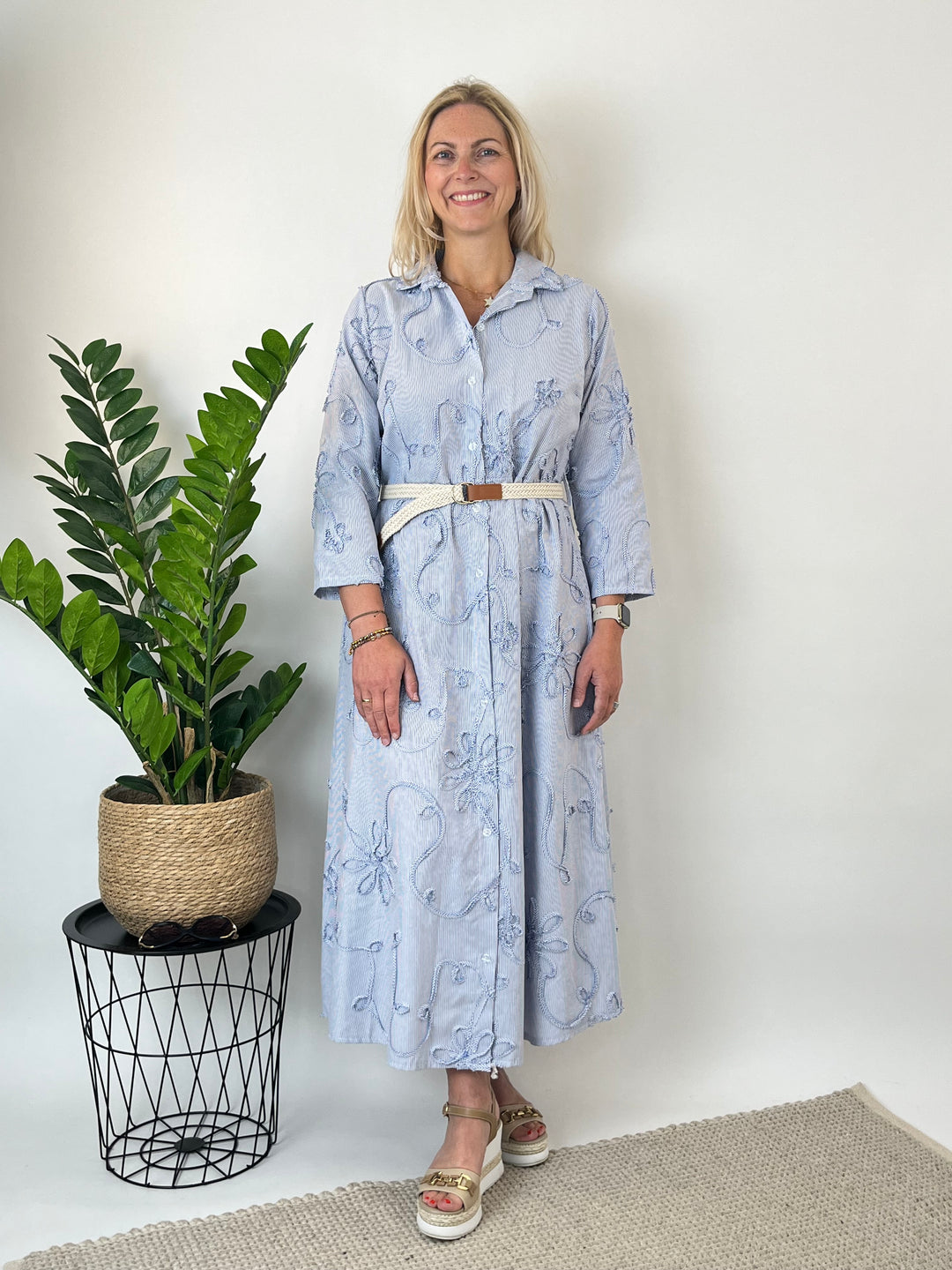 Hemdblusenkleid mit floraler Applikation, weiß-blau-gestreift von Bella Vita - Mode & Lifestyle