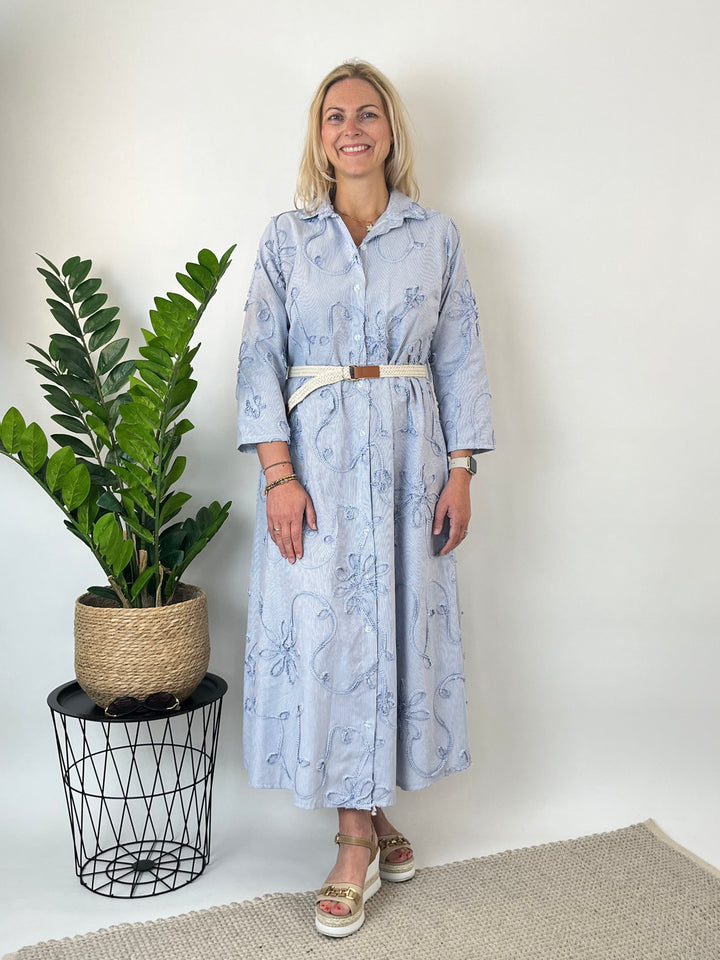 Hemdblusenkleid mit floraler Applikation, weiß-blau-gestreift von Bella Vita - Mode &amp; Lifestyle