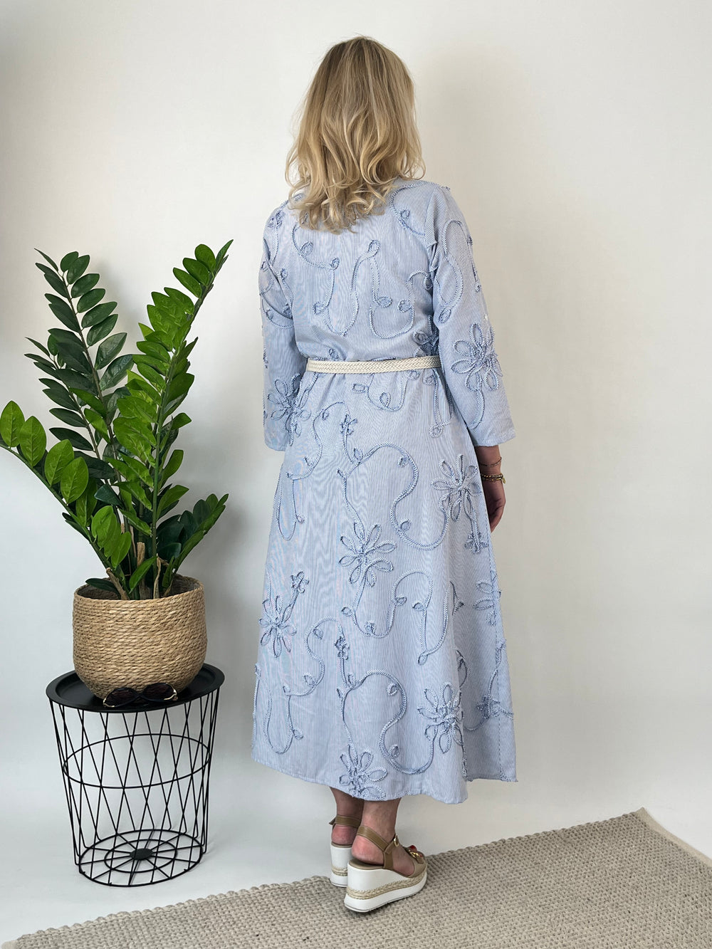Hemdblusenkleid mit floraler Applikation, weiß-blau-gestreift von Bella Vita - Mode & Lifestyle
