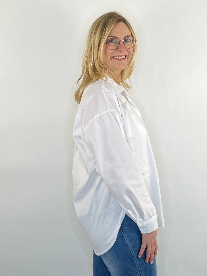 Hemdbluse mit aufgesetzen Blüten, weiß von Bella Vita - Mode & Lifestyle