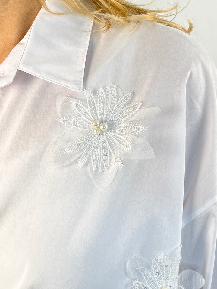 Hemdbluse mit aufgesetzen Blüten, weiß von Bella Vita - Mode & Lifestyle
