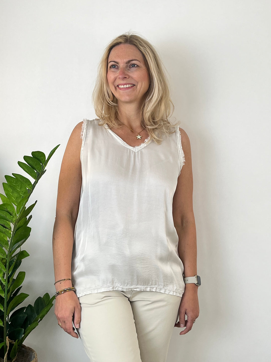 Top mit Fransenkante, stein von Bella Vita - Mode &amp; Lifestyle