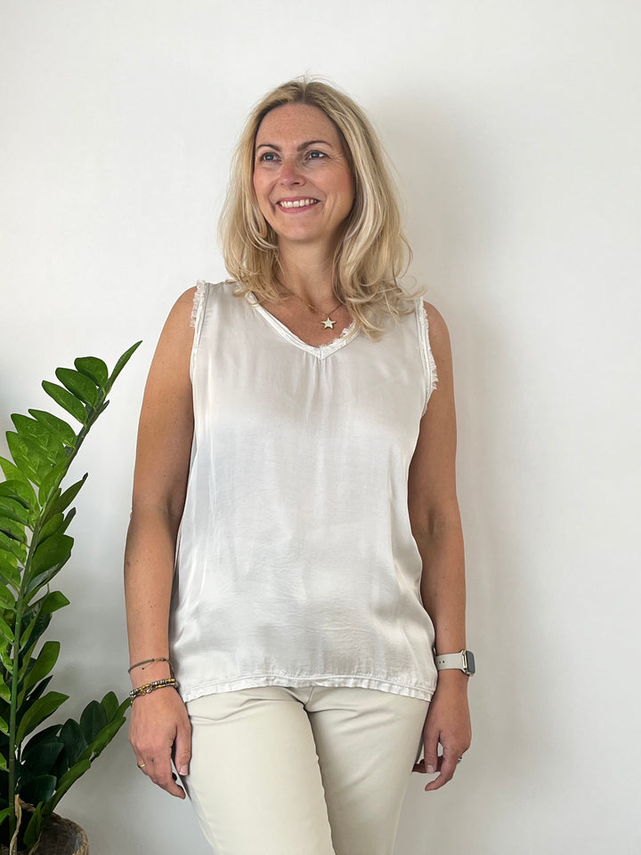 Top mit Fransenkante, stein von Bella Vita - Mode &amp; Lifestyle