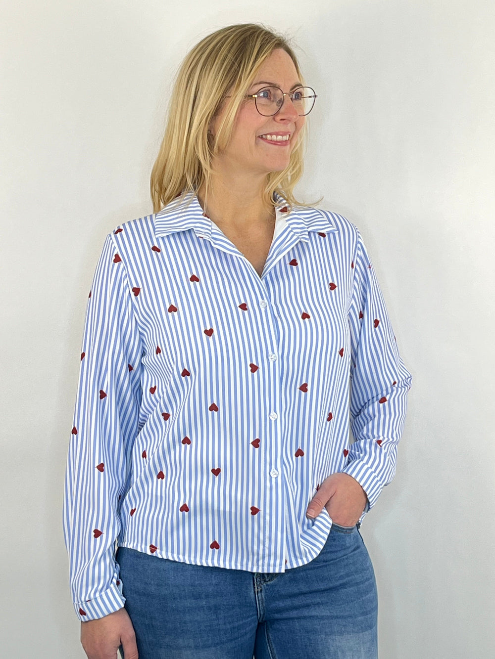 Streifenbluse mit Herzen, blau-weiß von Bella Vita - Mode & Lifestyle
