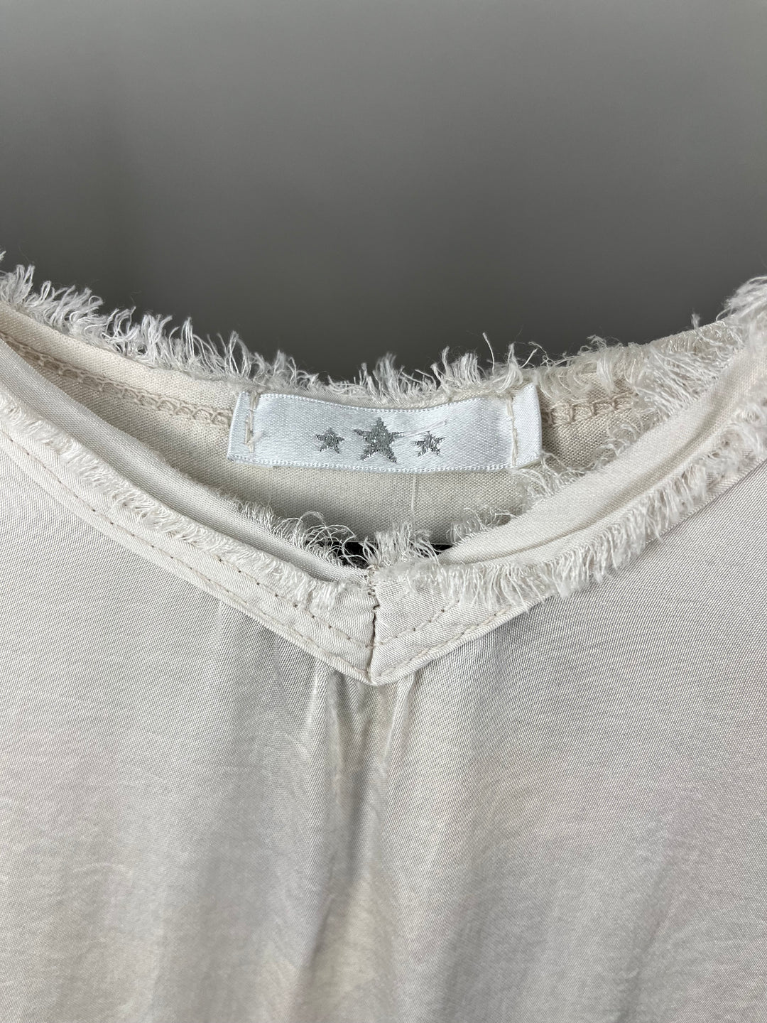 Top mit Fransenkante, stein von Bella Vita - Mode &amp; Lifestyle