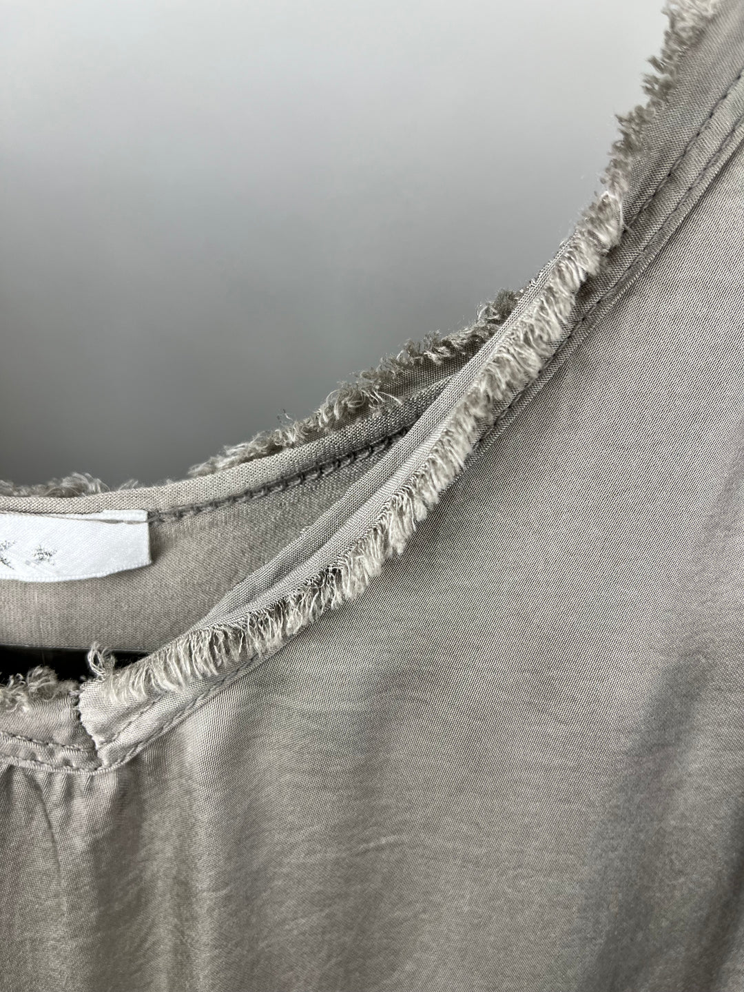 Top mit Fransenkante, taupe von Bella Vita - Mode &amp; Lifestyle