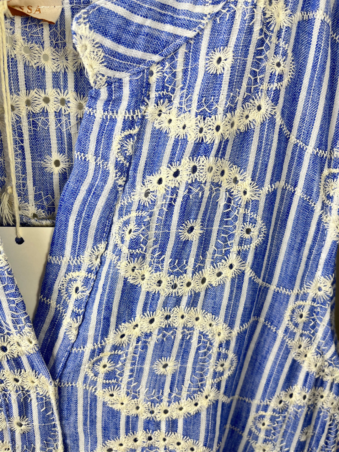 Kleid mit Lochstickerei, blau-gestreift von Bella Vita - Mode &amp; Lifestyle