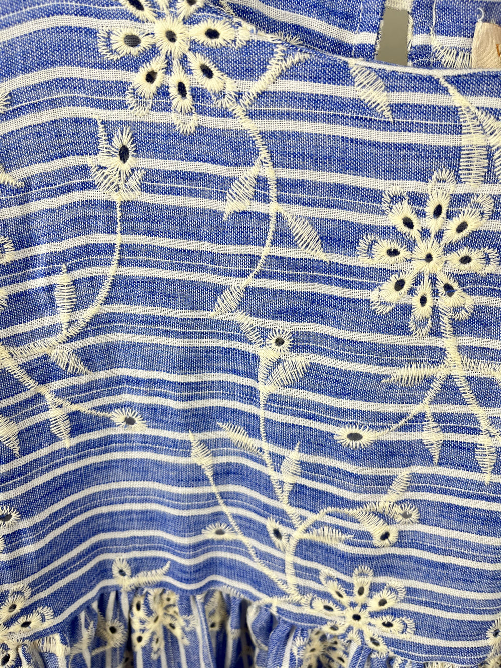 Midikleid mit Lochstickerei, blau-gestreift von Bella Vita - Mode & Lifestyle
