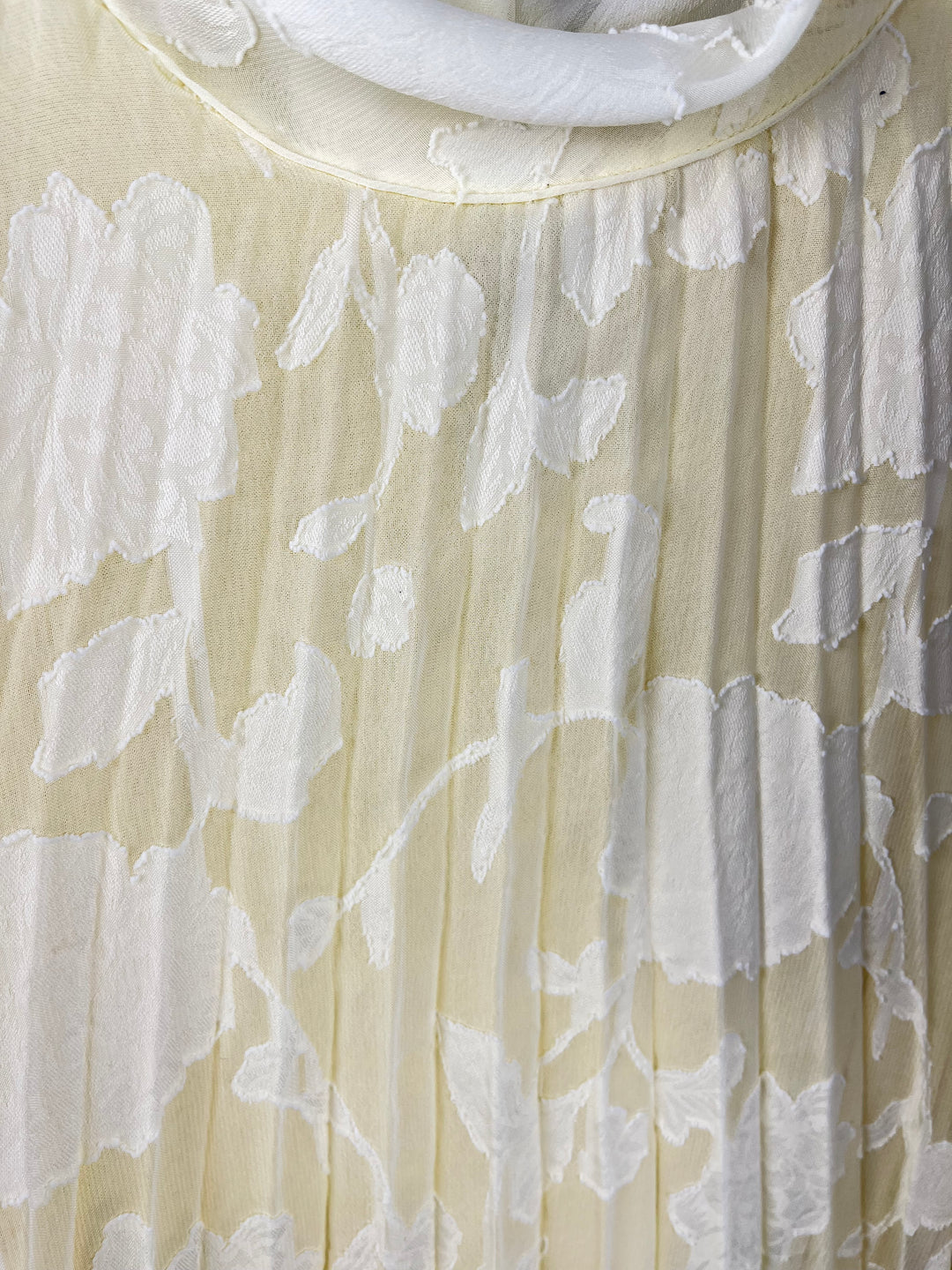 Plisseekleid mit floralem Muster, vanillegelb von Bella Vita - Mode &amp; Lifestyle