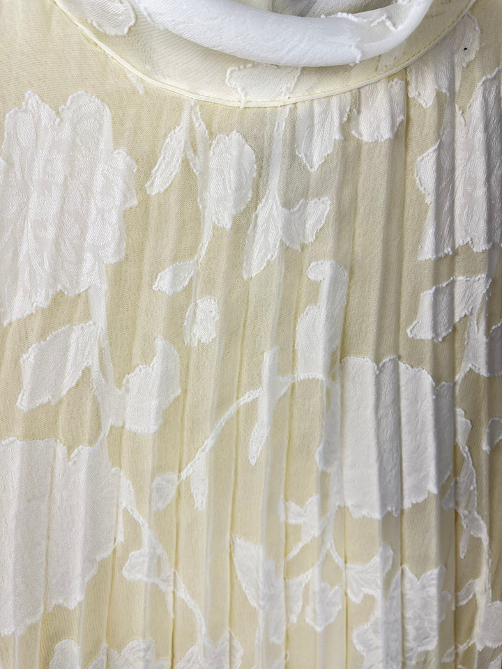 Plisseekleid mit floralem Muster, vanillegelb von Bella Vita - Mode &amp; Lifestyle