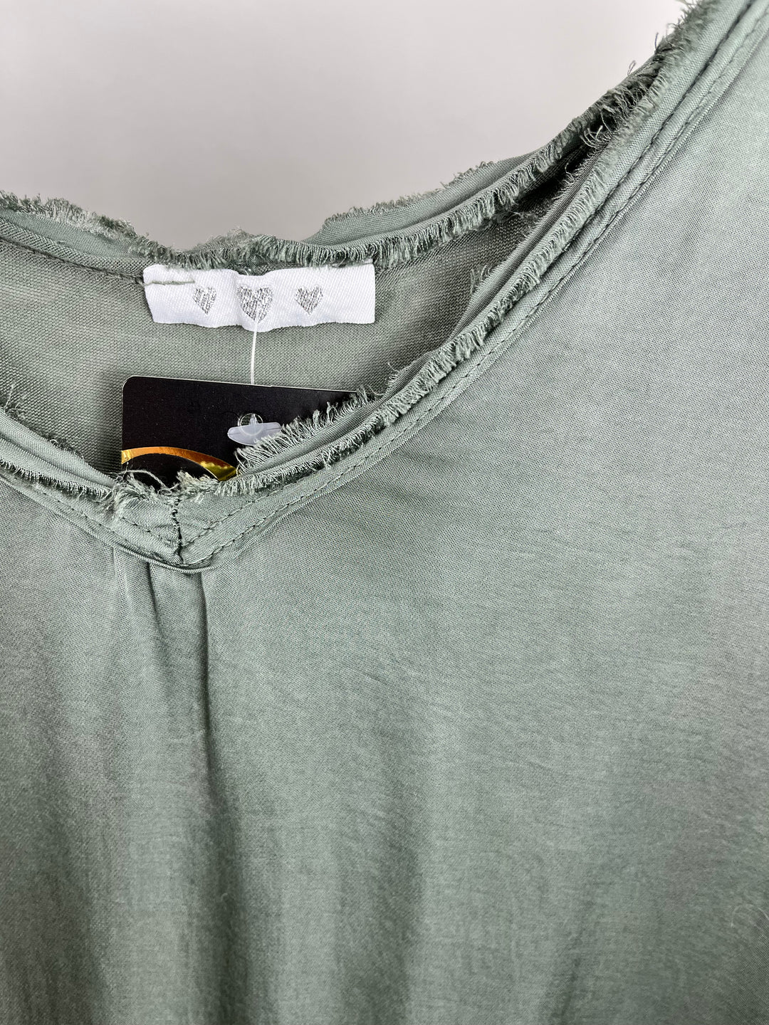 Top mit Fransenkante, khaki von Bella Vita - Mode &amp; Lifestyle