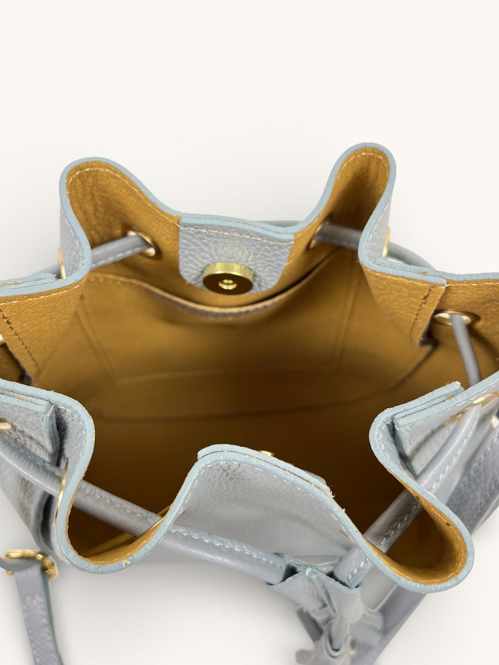 Bucket Bag aus Echtleder mit goldfarbenen Zierelementen von Bella Vita - Mode & Lifestyle