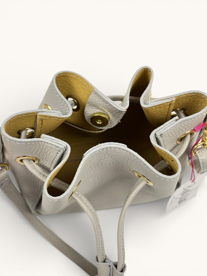 Bucket Bag aus Echtleder mit goldfarbenen Zierelementen von Bella Vita - Mode & Lifestyle