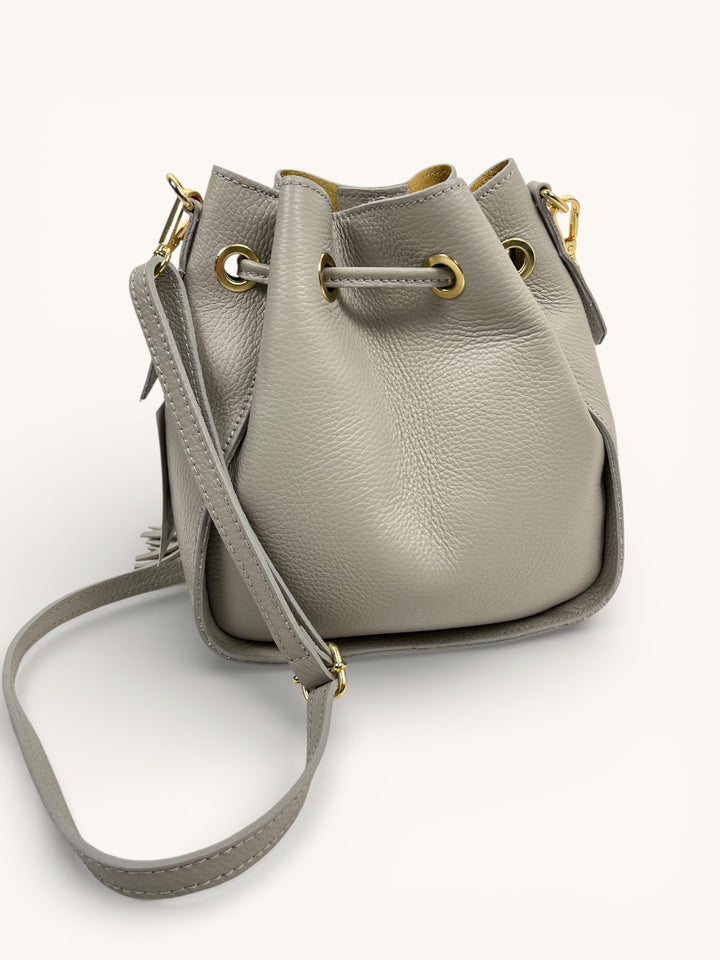 Bucket Bag aus Echtleder mit goldfarbenen Zierelementen von Bella Vita - Mode & Lifestyle