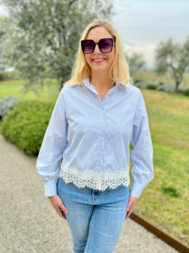 Streifenbluse mit Spitze, hellblau von Bella Vita - Mode &amp; Lifestyle