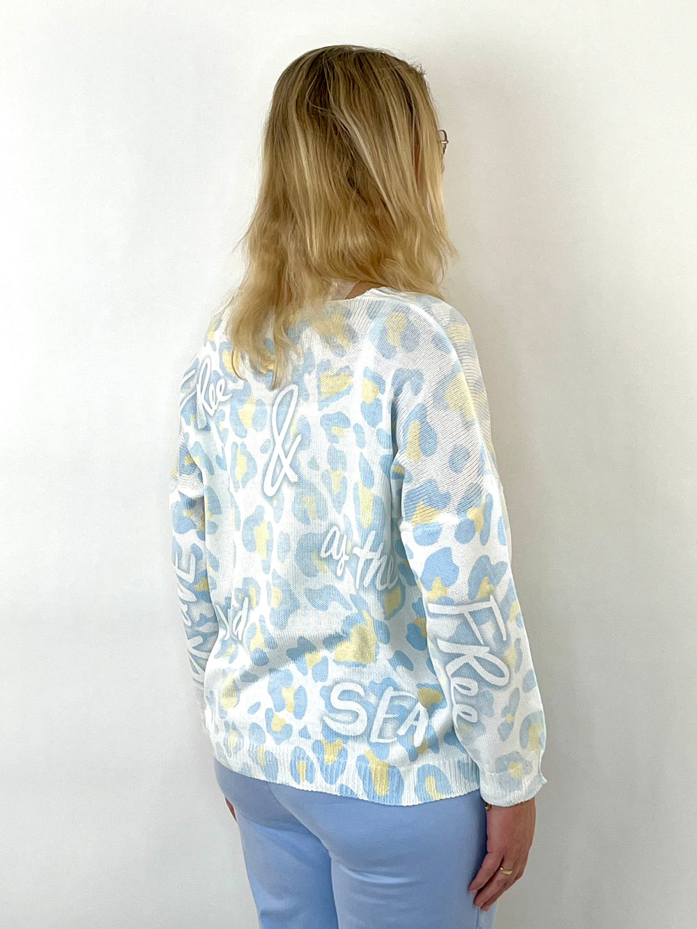 Pullover Bloom mit Blumenprint, hellblau von Bella Vita - Mode & Lifestyle