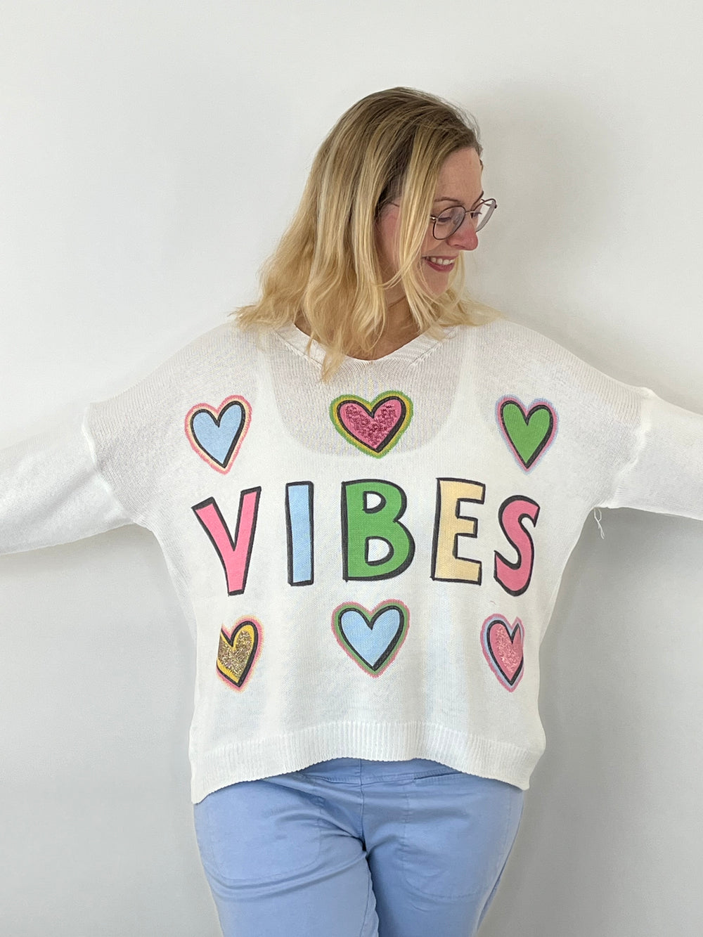 Pullover VIBES mit Herzen, weiß von Bella Vita - Mode & Lifestyle