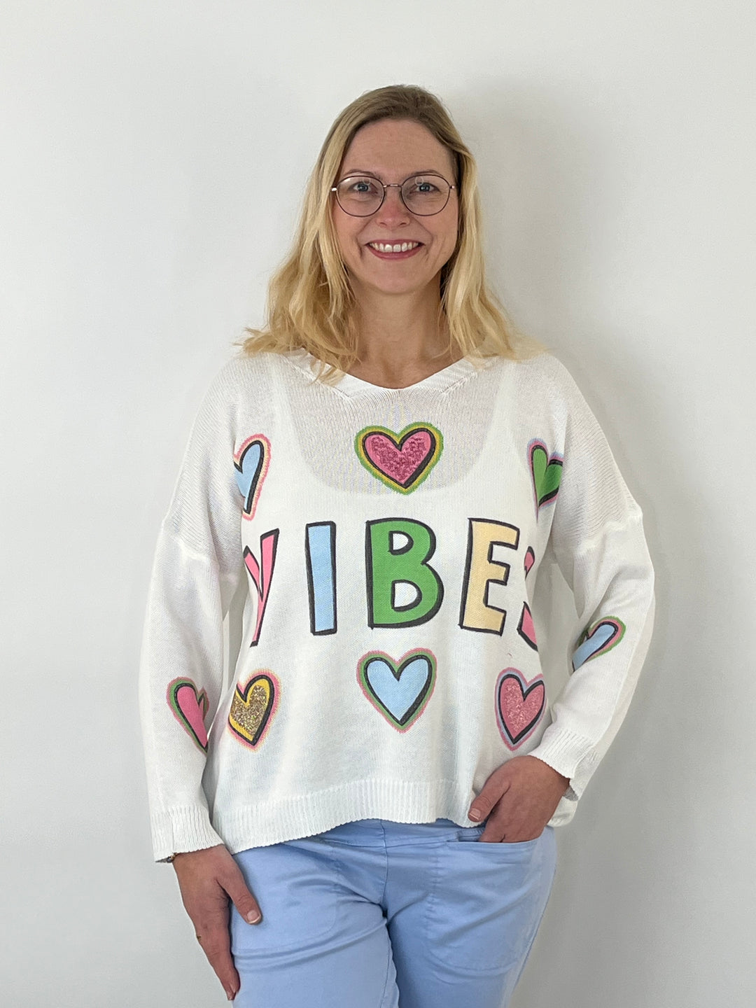 Pullover VIBES mit Herzen, weiß von Bella Vita - Mode & Lifestyle
