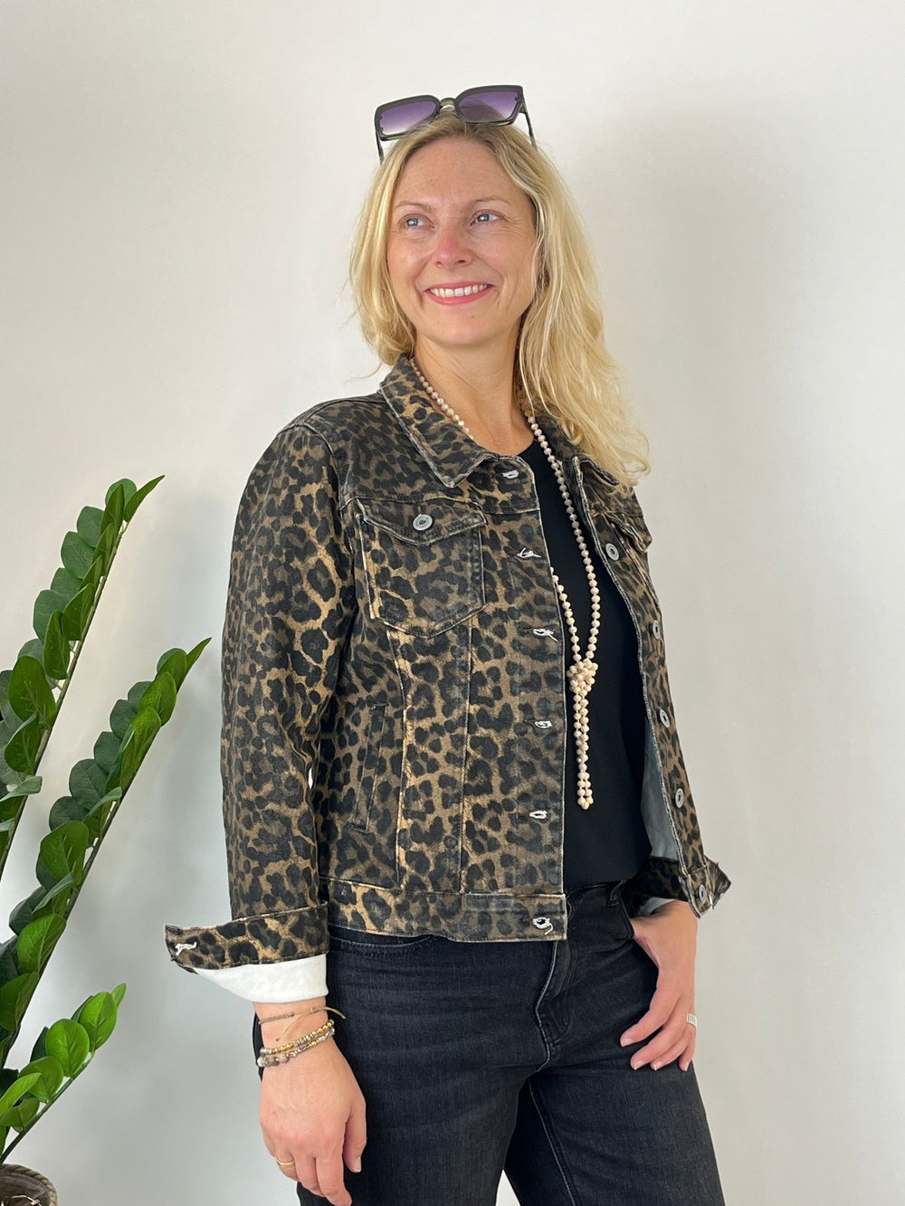 Jeansjacke Leo im lässigen Look mit schwarzen Shirt und dunkler Jeans
