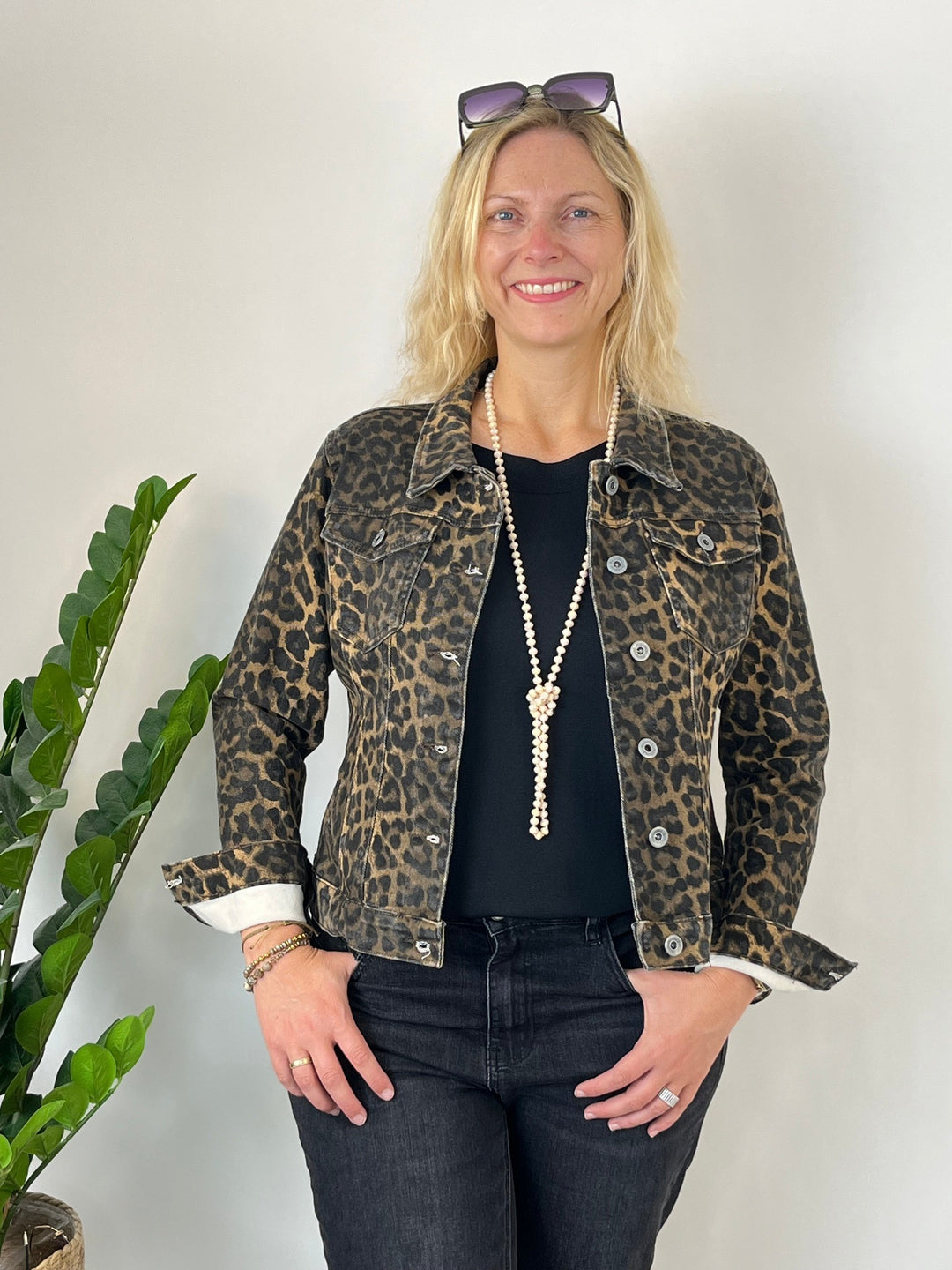 Jeansjacke Leo mit braun-schwarzem Leopardenmuster und Hemdkragen