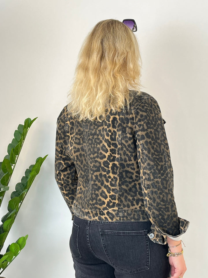 Rückansicht der Jeansjacke mit Leopardenprint und zentraler Naht