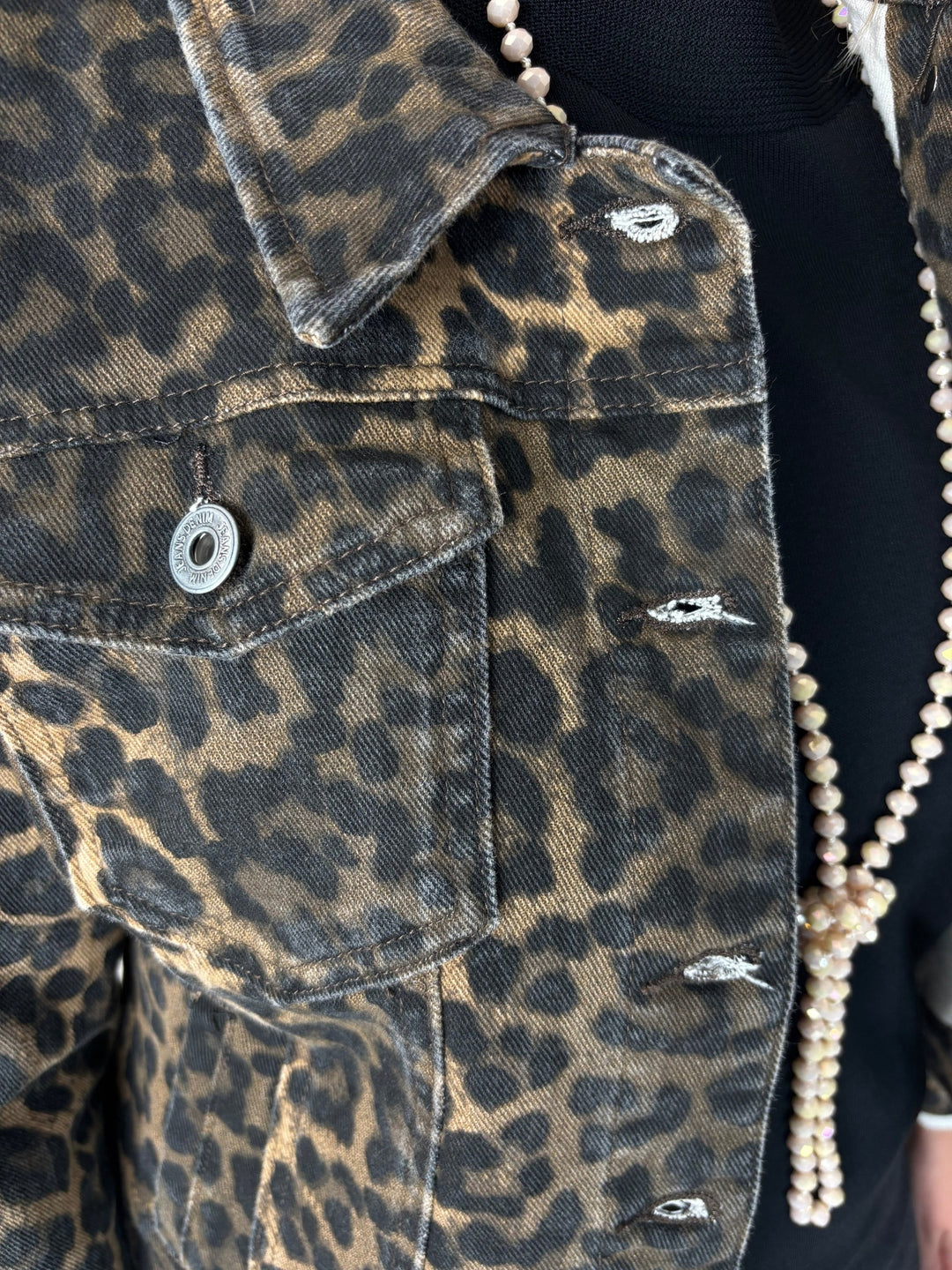 Detailaufnahme Brusttasche Jacke Leo mit silbernem Marc O&