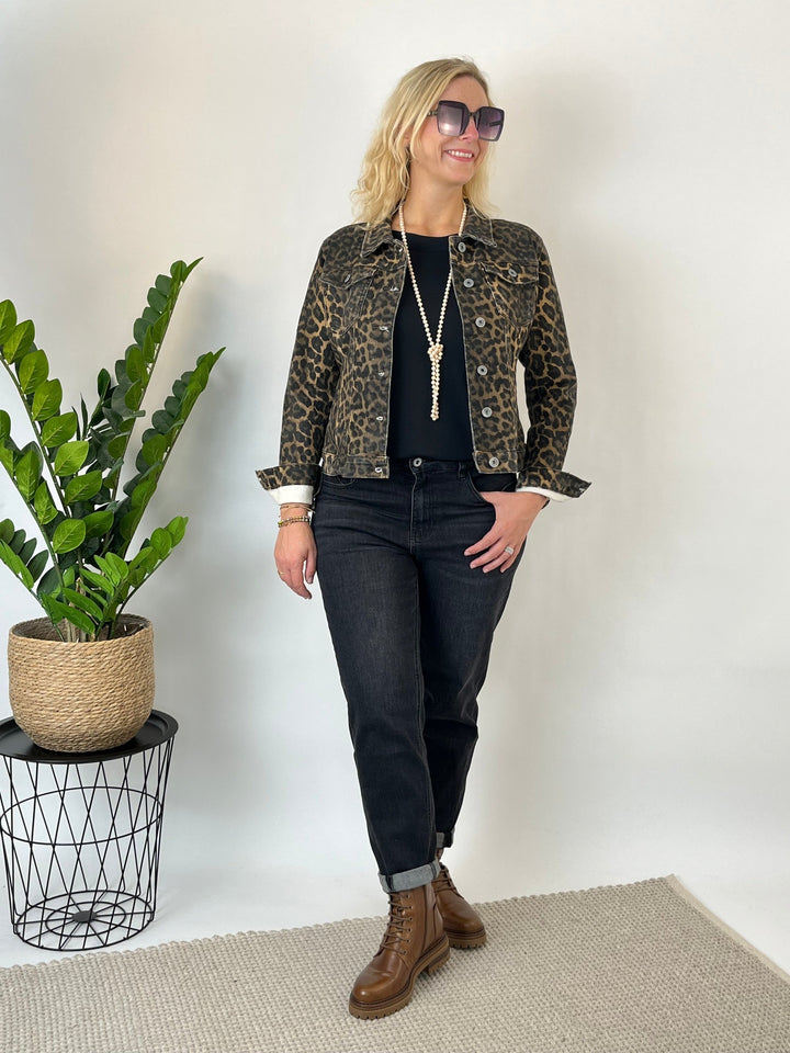 Jeansjacke Leo mit Leopardenmuster, silbernen Druckknöpfen und Perlenkette