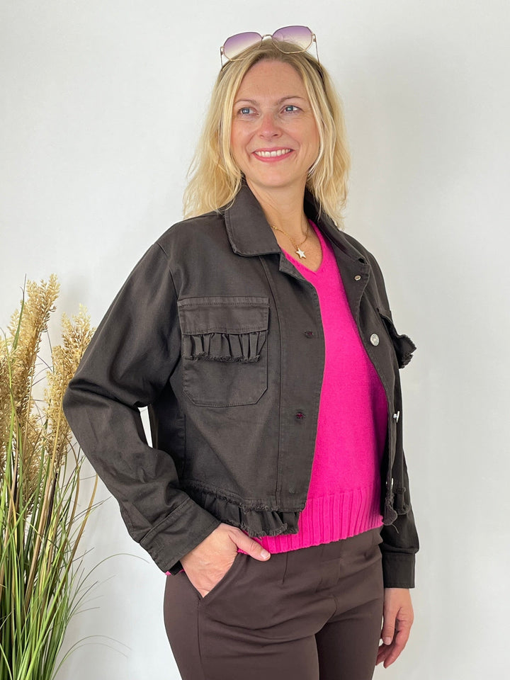 Seitenansicht braune Jeansjacke mit Rüschen-Detail und Hosentasche