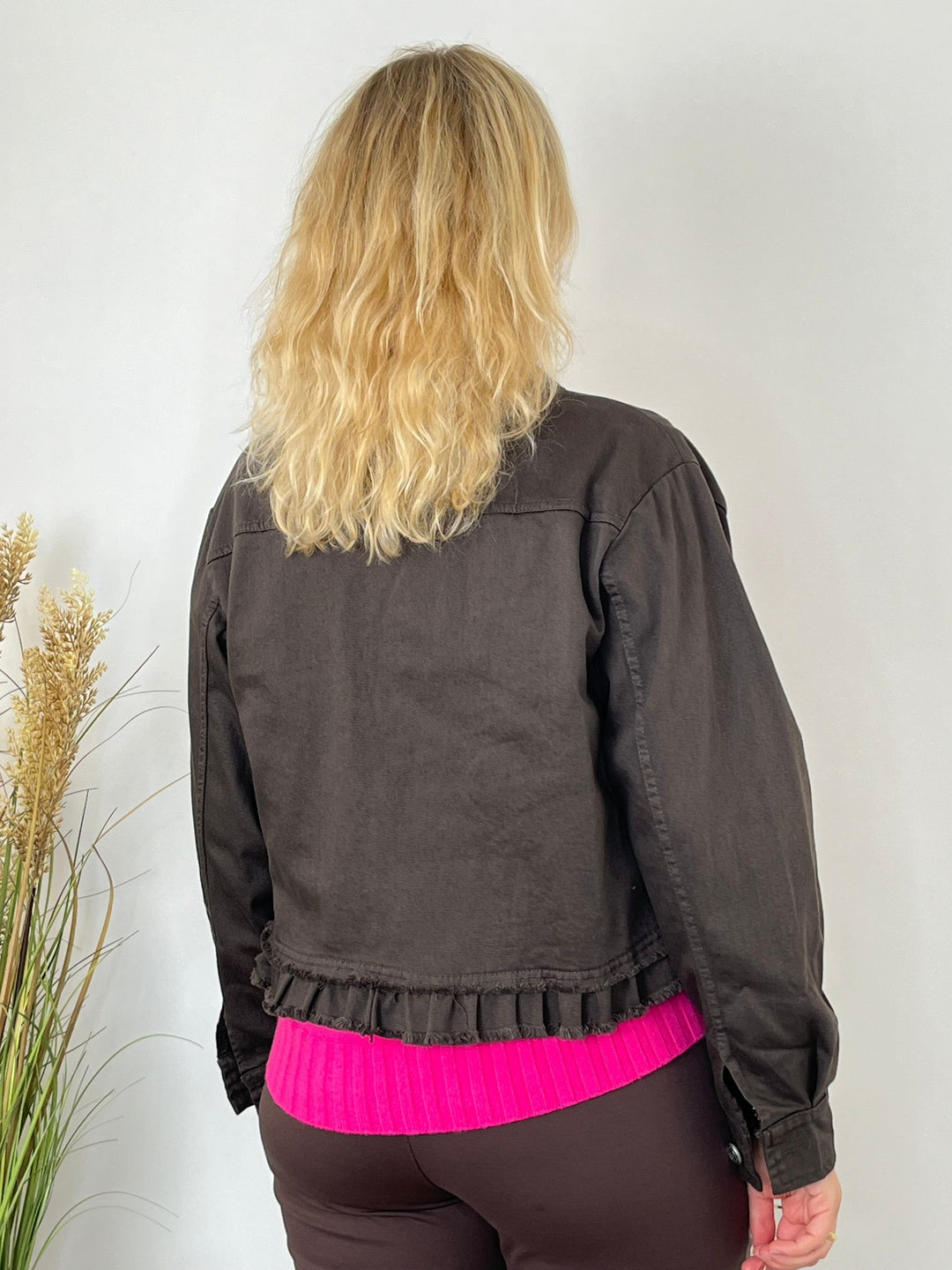 Rückansicht kurze Jeansjacke mit durchgehendem Saum-Rüschen