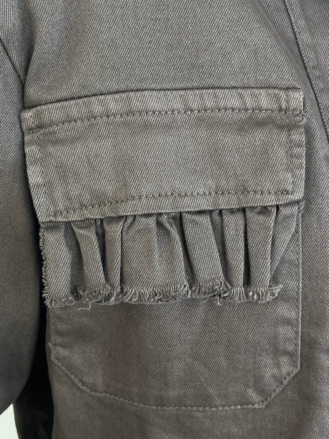Braune Denim-Jeansjacke mit Rüschen an der Brusttasche