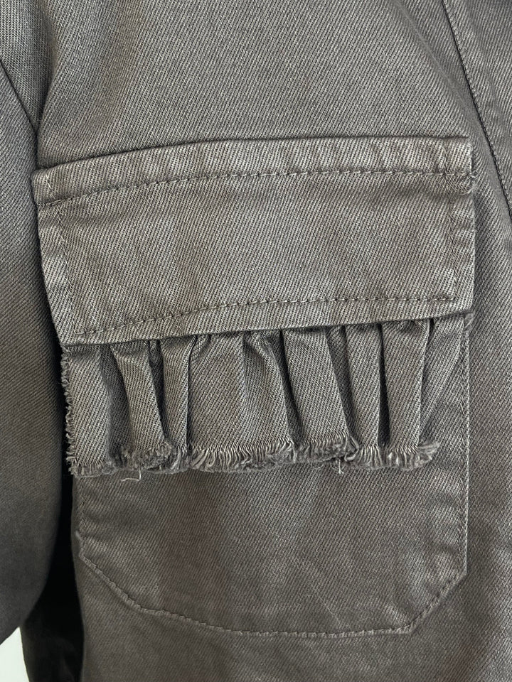 Braune Denim-Jeansjacke mit Rüschen an der Brusttasche