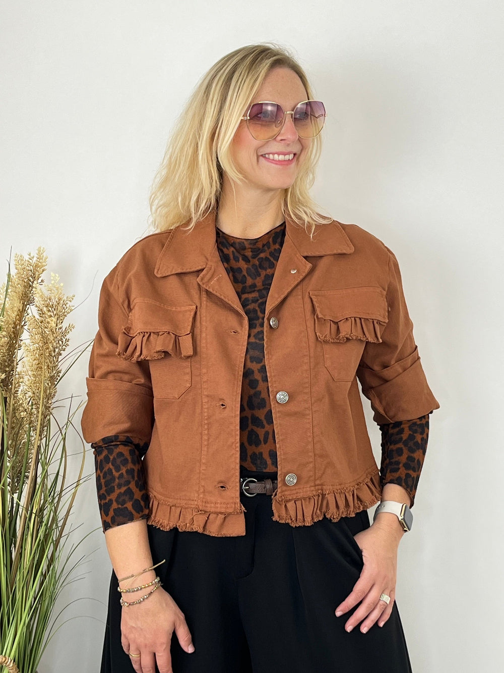Rostrote Denimjacke mit Rüschen und silbernen Knöpfen
